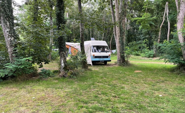 2p Volkswagen campervan uit 1977