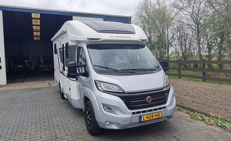 670dc – Very luxurious camper with free-standing bed and plenty of seating space