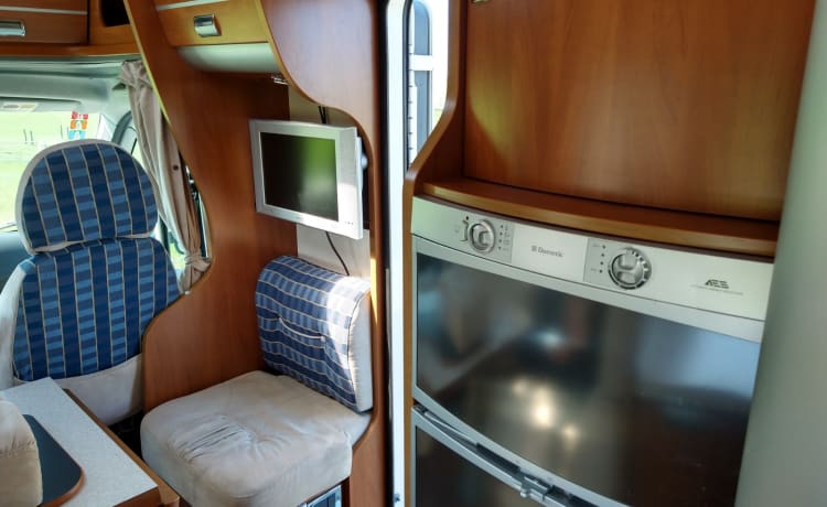 Very luxurious 2p Laika semi-integrated camper