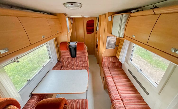 6p Spacious RV hacked with home cinema and more fun stuff