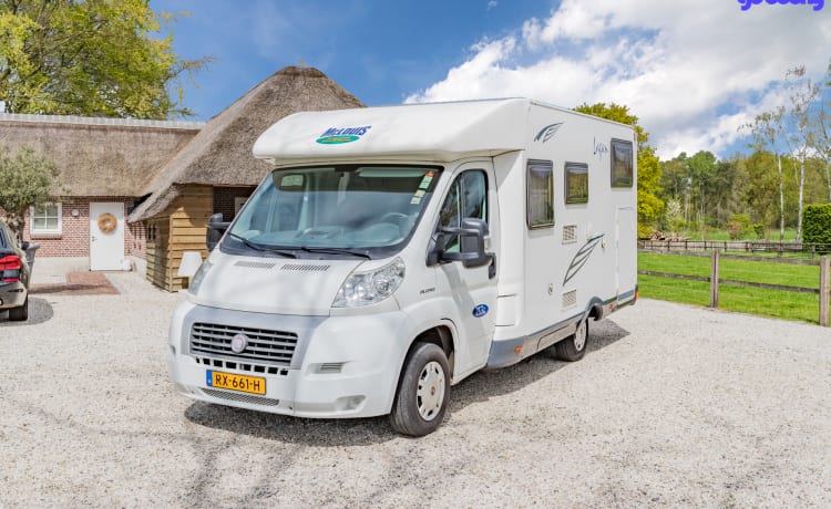 Neat 3-person camper, XXL garage, reversing camera, air conditioning