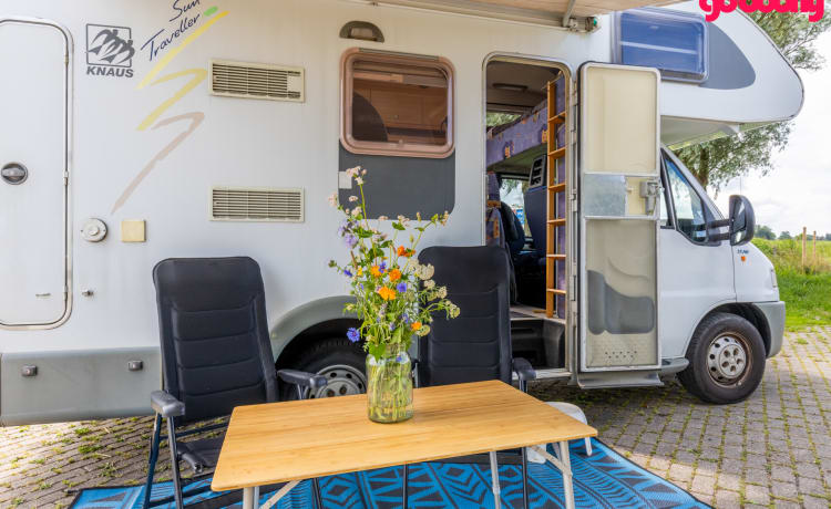 Knaussie – Wonderful compact alcove camper with 4 sleeping places