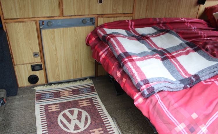 Poppy – VOLKSWAGEN T25 RETRO CAMPER MET 4 SLAAPKAMERS UIT DE JAREN 80, DIESELVERWARMING, OFF GRID.