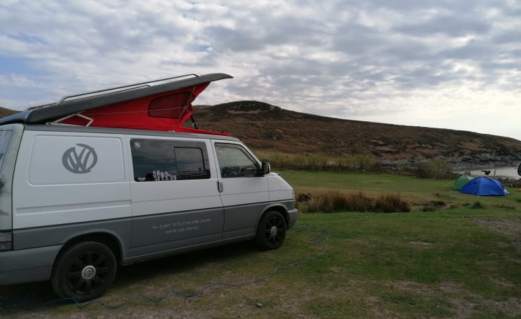 Link  – Opvallende Volkswagen T4 met 4 slaapplaatsen