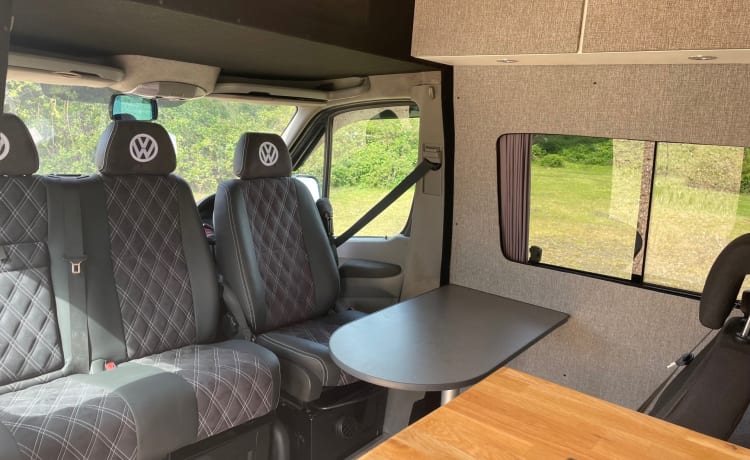 Arthur – Luxuriöser VW Crafter Expedition Campervan „Arthur“ mit Aufstelldach für 4 Personen