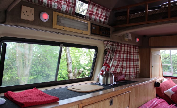 Poppy – VOLKSWAGEN T25 RETRO CAMPER MET 4 SLAAPKAMERS UIT DE JAREN 80, DIESELVERWARMING, OFF GRID.