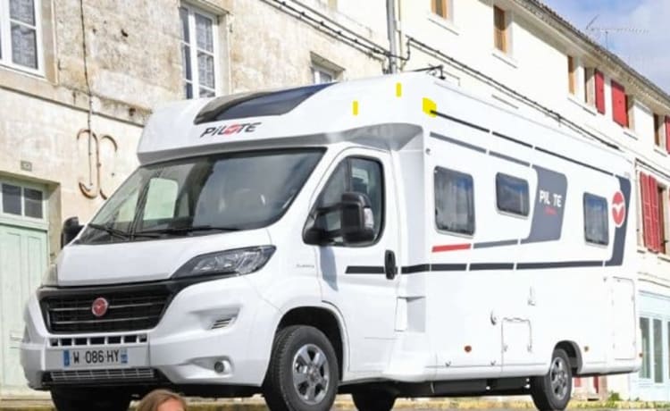 je loue mon camping car Pilote P 726; confortable, familiale