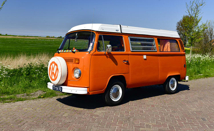 James –  Classic Volkswagen T2b camper uit 1975