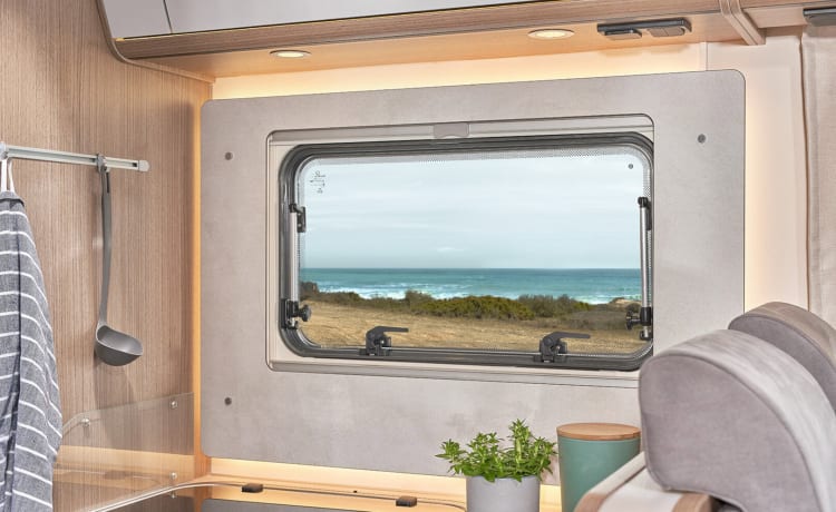 23/24 – Beautiful compact camper with a 2-person fixed bed and a 2-person pull-down bed.
