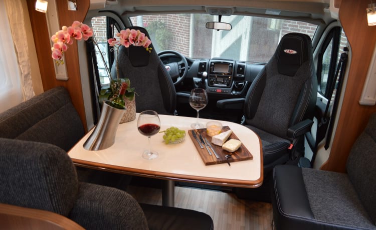 10 LMC T732 – Camper (2020) handgeschakeld voor 2 personen