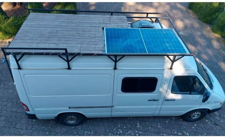 Georgette de Camionette – Der Off-Grid-Camper mit Dachterrasse (mit externem mobilen Heizelement)