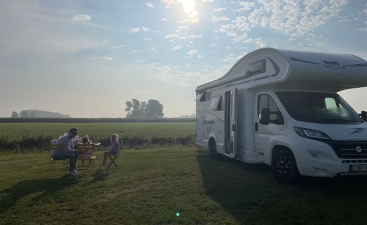 Ons Jeanine – Alcôve 5 personnes neuve à louer avec mobilier de camping de luxe