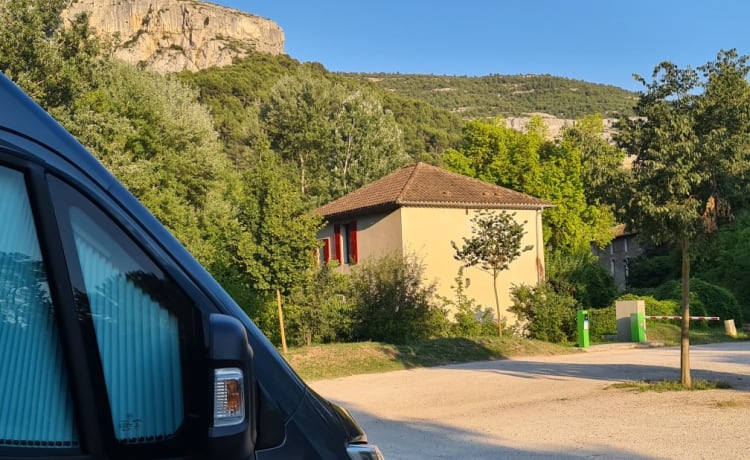 Malibu Van 640 LE – Camper per autobus di lusso a Malibu