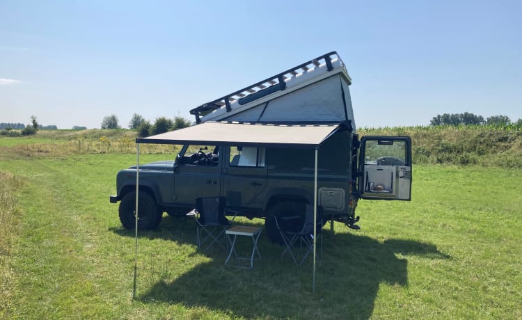 2p Land Rover Defender camper with lifting roof