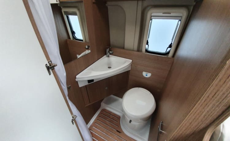 De camperbus  – Nieuwe, luxe, compleet uitgeruste camper met zonnepaneel