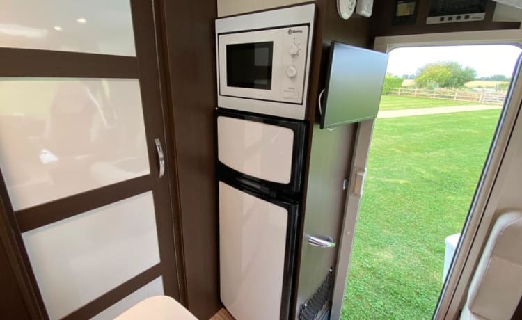 Moderne luxe 4-persoons Benimar camper