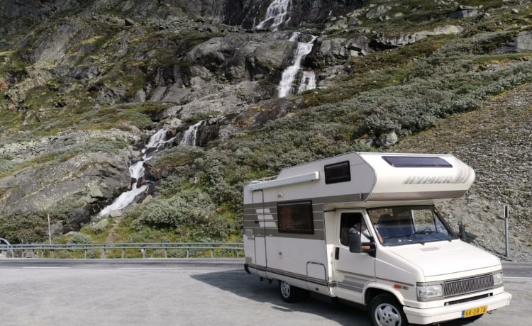 Hymer alkoof camper voor 5 personen.