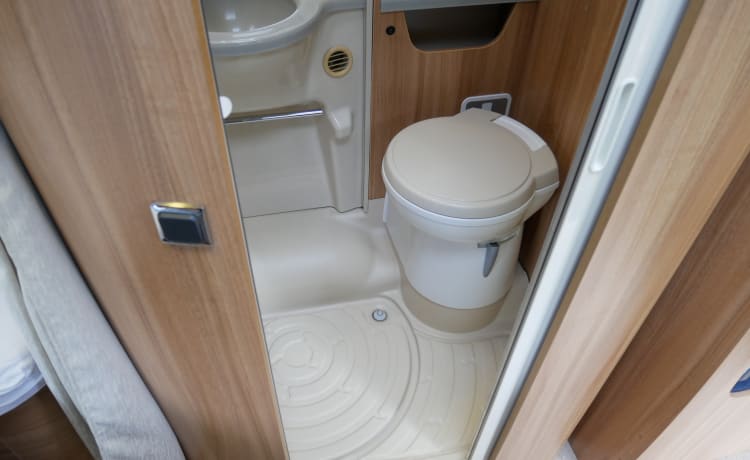 Chausson Flash 16, 4-person, longitudinal beds, pull-down bed!!