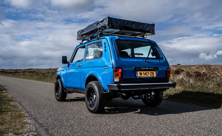 Pjotr – Lada Niva 4x4 mit Dachzelt