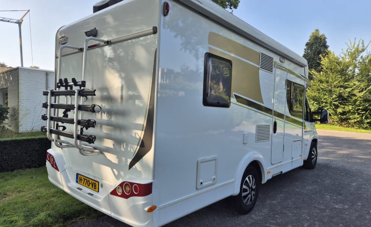 Hotel on Wheels – Carado T348 automaat 4 pers. Airco Hefbed Off grid