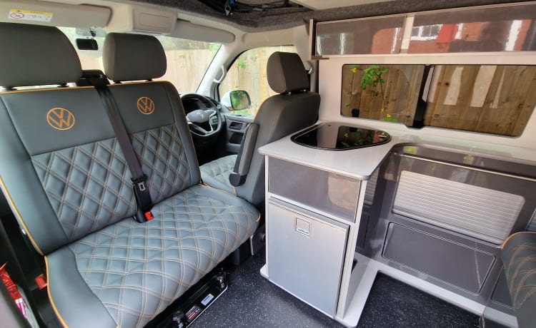 VW Campervan (White/Copper Bronze) – VW Campervan (2023) 4/6 couchettes