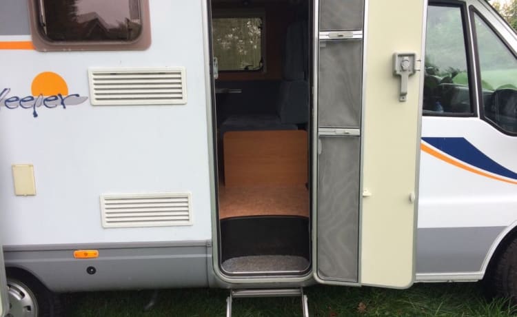 Beautiful spacious family motorhome for 6 people with air conditioning