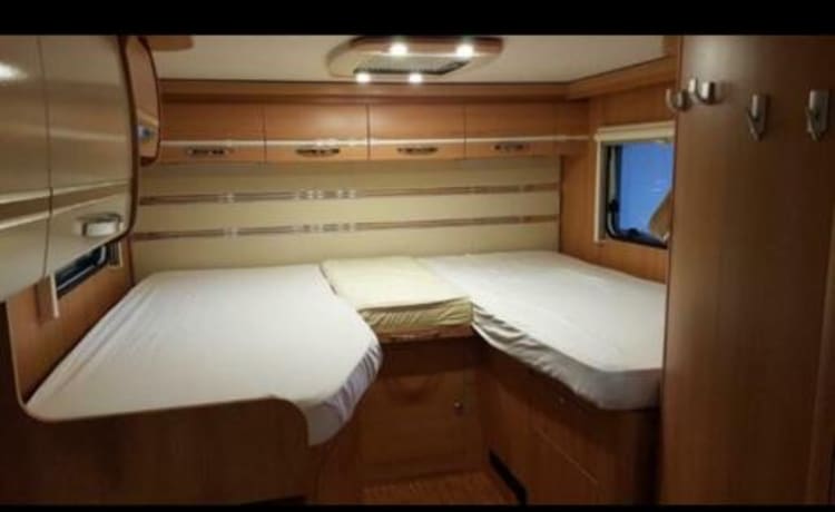 Beau camping-car 4 personnes spacieux et confortable entièrement équipé