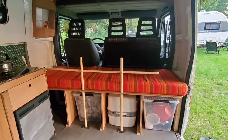 Retro Ronnie – Cozy and spacious (family) bus camper