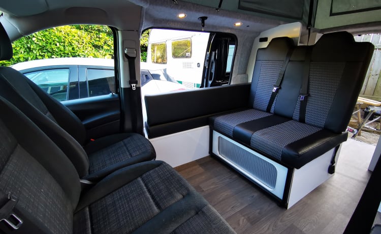 Pop-top Mercedes Camper met grote keuken + Toilet