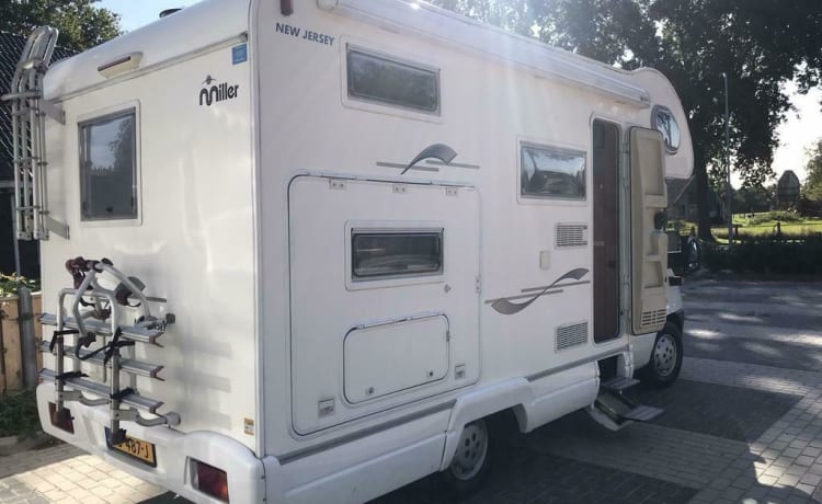 6-person Fiat with bunk bed, air conditioning, solar panels