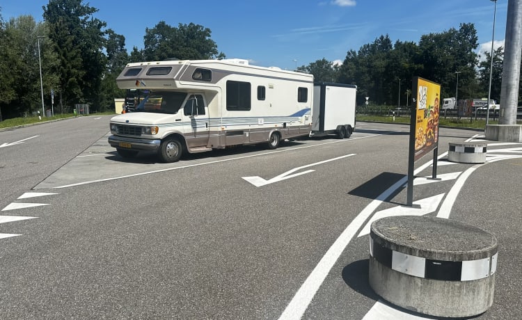 Amerikaanse camper – 6 person Ford E350 7.3L V8 turbo diesel with engine platform