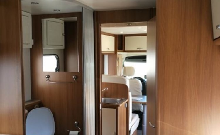 B-type – Last minute! Modern 5 person camper free of kilometres