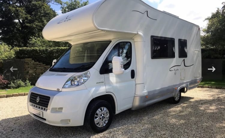 Rizzo  – Splendido camper per famiglie con 6 posti letto con biancheria da letto, completamente attrezzato. cuccette posteriori.