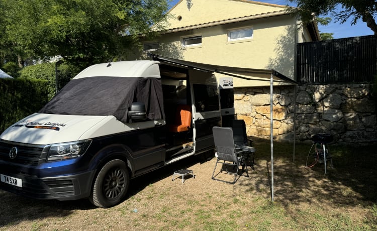 Lottie – Volkswagen Off-Grid Camper Sleeps 4 - Carries 5