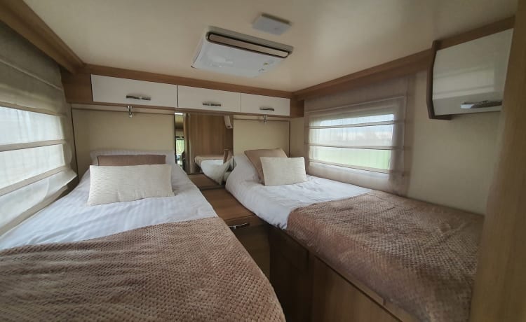 Twee airco's. Rijdt erg comfortabel – Luxuriously furnished Roller team with length beds. 2.10 m headroom.