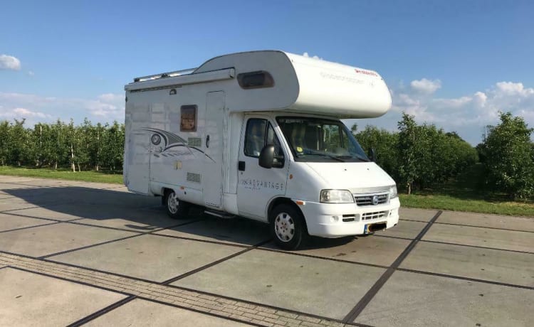 Very complete 6 person camper with air conditioning