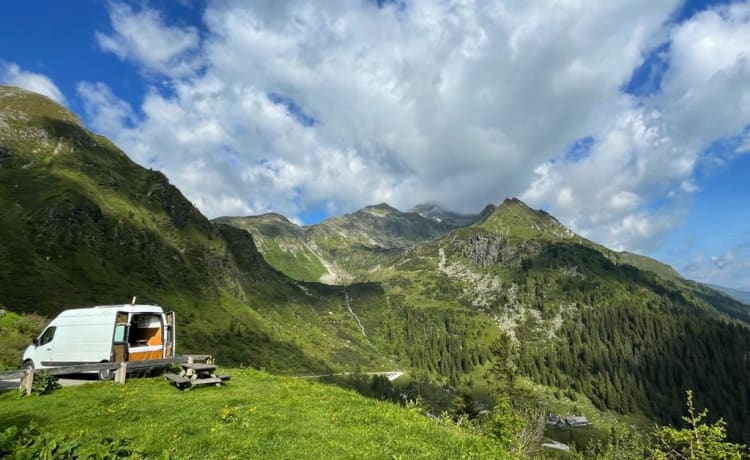 Voel je thuis in deze zelfbouw camper en ga op ontdekkingsreis!