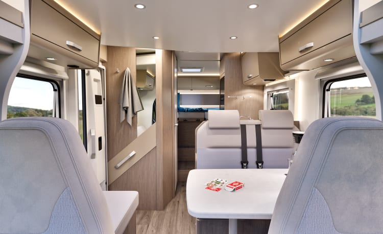 Carado T448 (nieuw bj 2023) – Handgeschakeld - Zeer luxe camper lengtebedden -  Volledig uitgerust