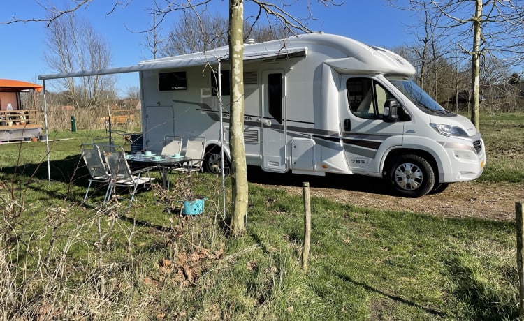 McLouis2016 – Camping-car familial tout équipé avec lit en longueur et lit escamotable