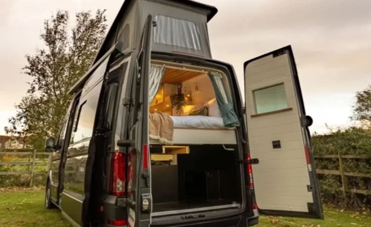 CamperHan  – Camper Han! 2020 nieuw omgebouwde automatische 4-persoons VW Crafter met hefdak 