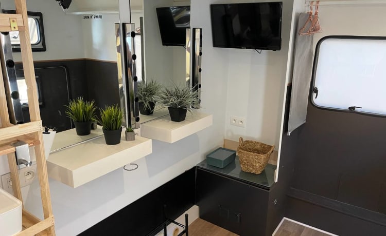 Zelf bouw – Spacious alcove mobile home