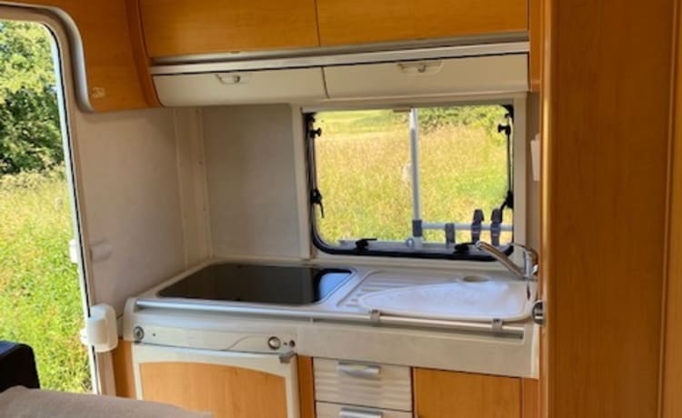 Prachtige Hymer familie camper te huur met 6 gordelplaatsen