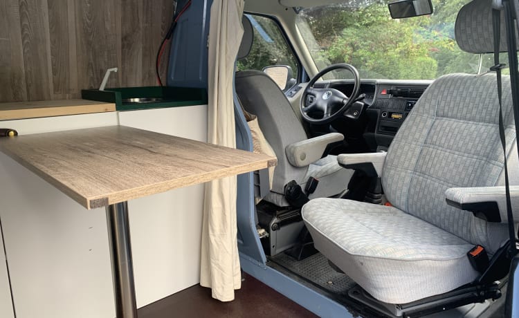 De Bus – Volkswagen T4 (2p) – perfekt für Ihren Urlaub!