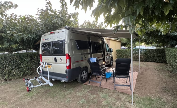 Luxury camper, like new, 5.99 m, automatic, 2 length beds