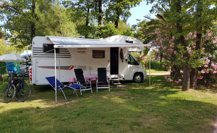 Luxury 6-person camper for rent {OFFER}