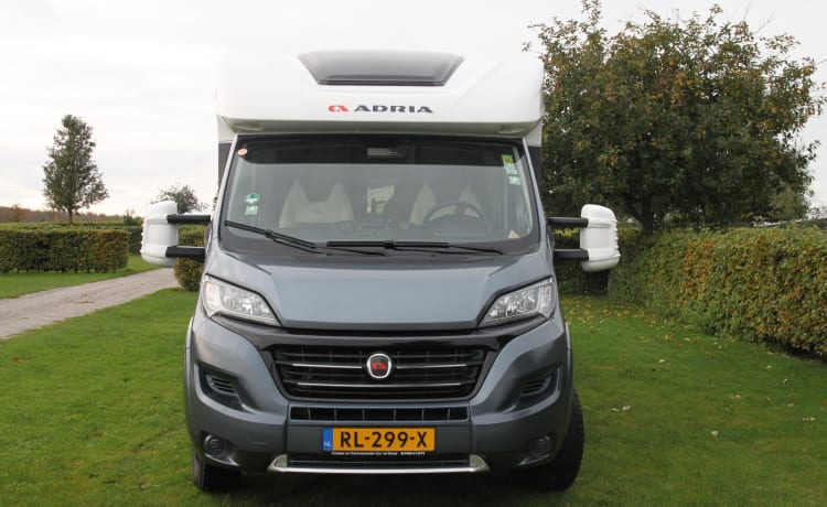 Luxe Adria Matrix familiecamper met automatisch levelsysteem