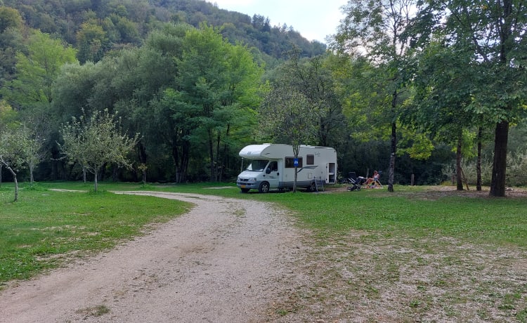 JoEliday – Camping-car familial spacieux avec four et climatisation