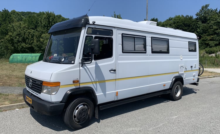 Mercedes Vario 815D – Tough and unique family camper