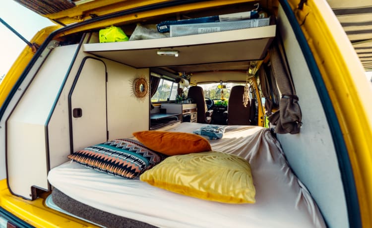 Simba – the yellow retro Volkswagen van with lifting roof 