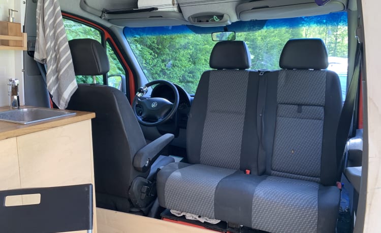 VW Crafter TDI – Moderner selbstgebauter Camper mit Charakter